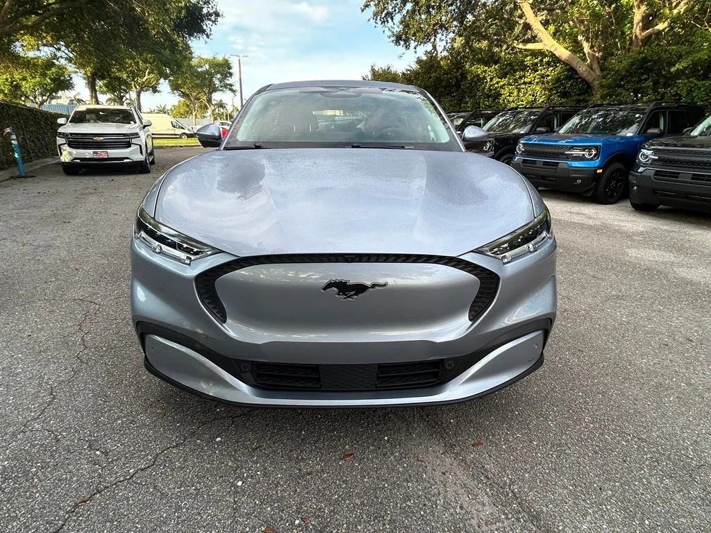 Used 2022 Ice Blue Ford Select image 8