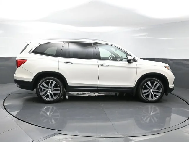 Used 2017 White Honda Touring image 8