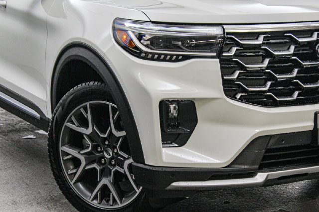 New 2027 Star White Metallic Tri-Coat Ford Platinum™ image 2