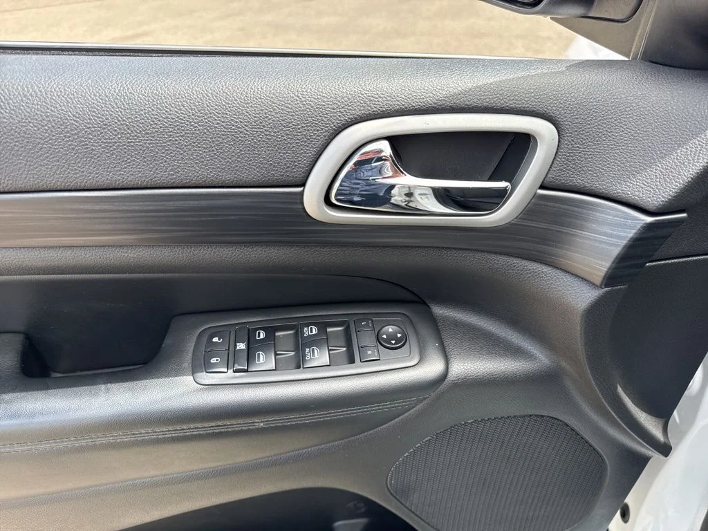 Used 2020 Bright White Clearcoat Jeep Laredo image 17