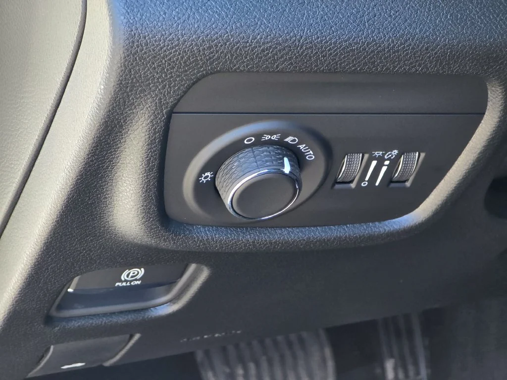 New 2027 White/off-white Jeep Laredo X image 33