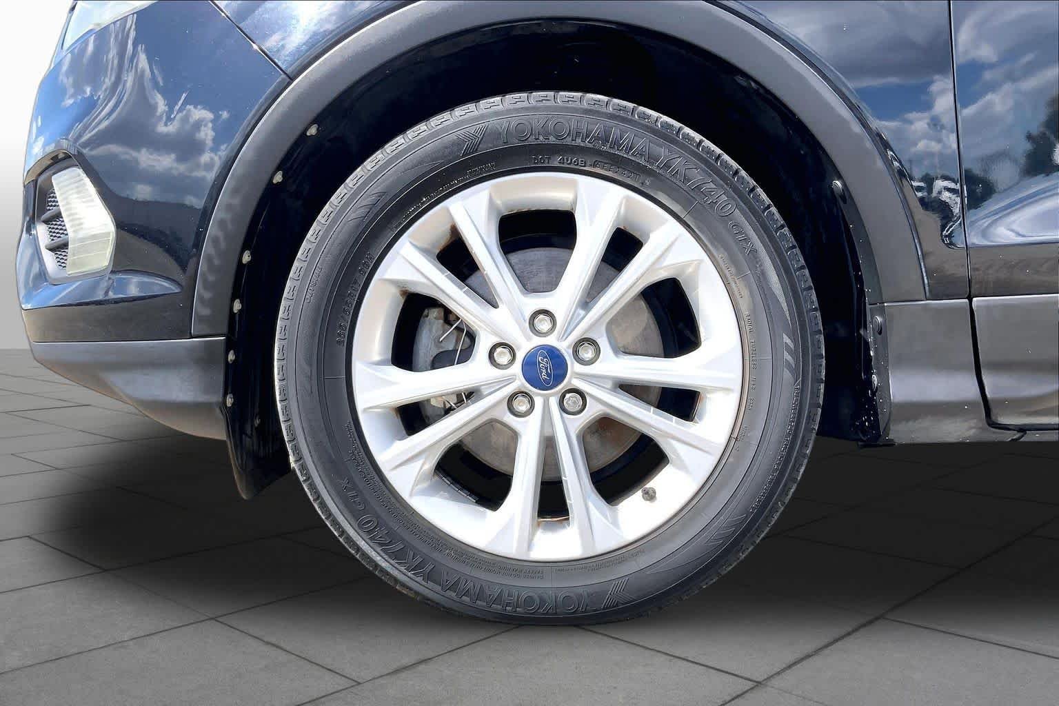 Used 2017 Shadow Black Ford SE image 11