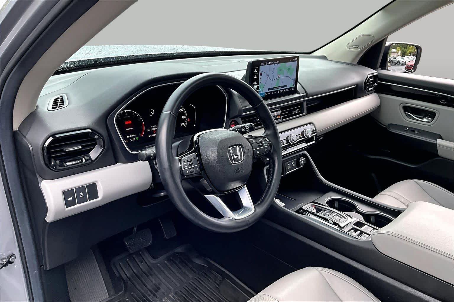 Used 2025 Lunar Silver Metallic Honda Touring image 17