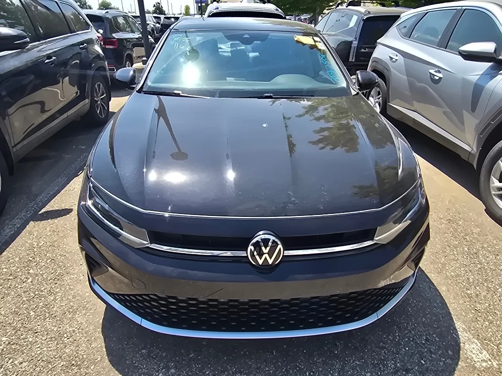 Used 2025 Deep Black Pearl Volkswagen SE image 9