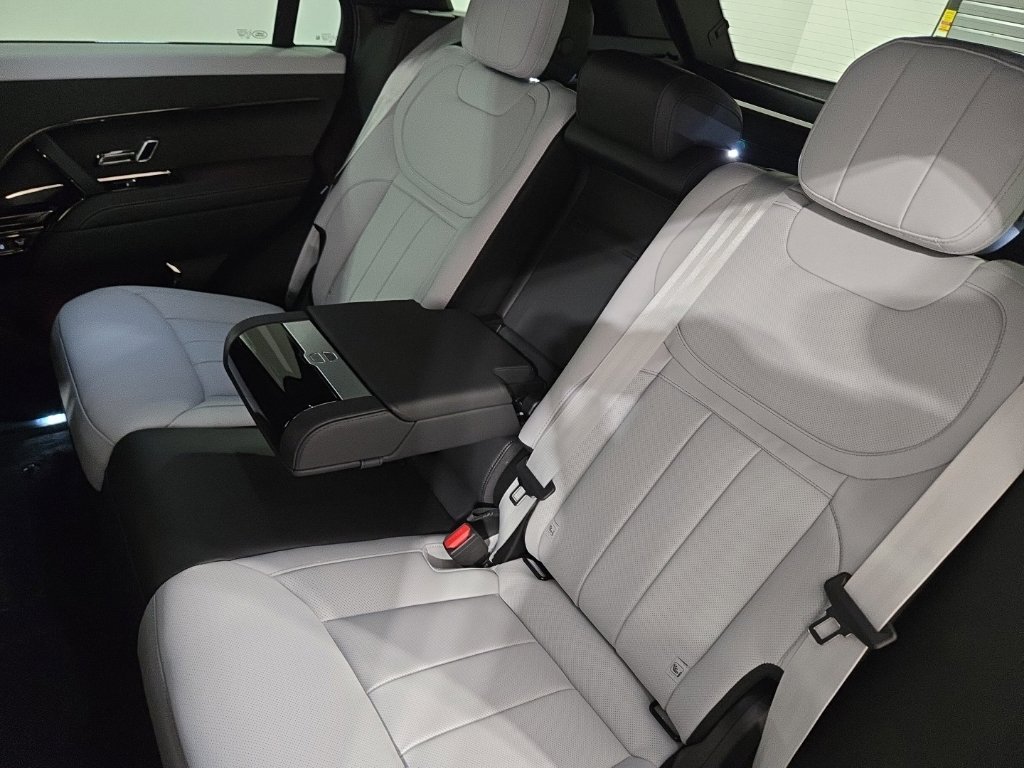New 2027 Santorini Black Land Rover Dynamic SE image 25