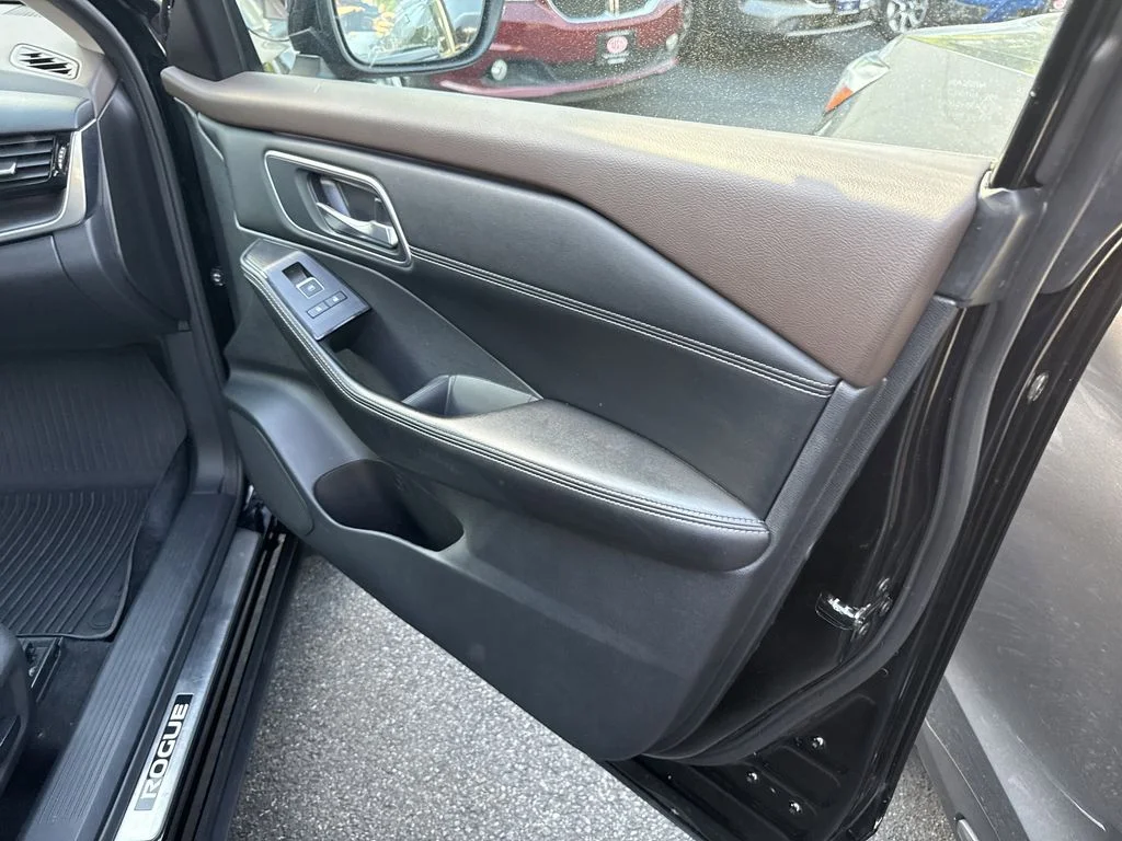 Used 2023 Black Nissan Platinum image 28