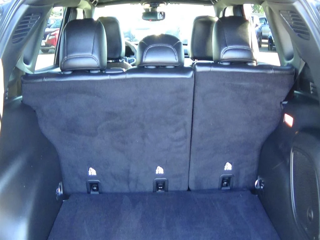 Used 2024 Diamond Black Crystal Pearl Coat (pxj) Jeep Limited image 12
