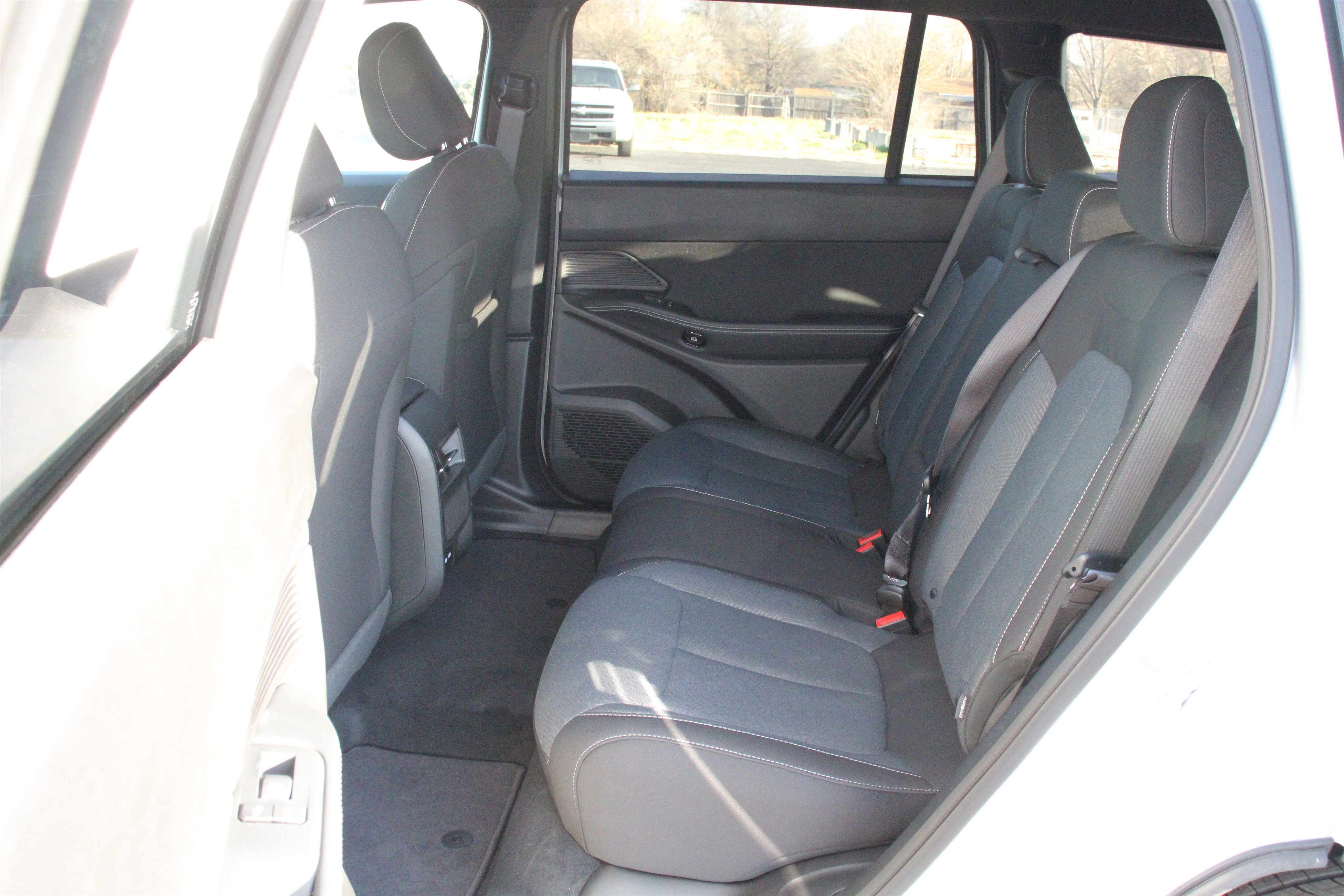 New 2026 Silver Zynith Clear-Coat Exterior Paint Jeep Laredo image 24