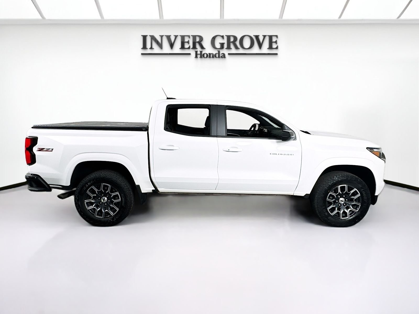 Used 2023 Summit White Chevrolet Z71 image 4