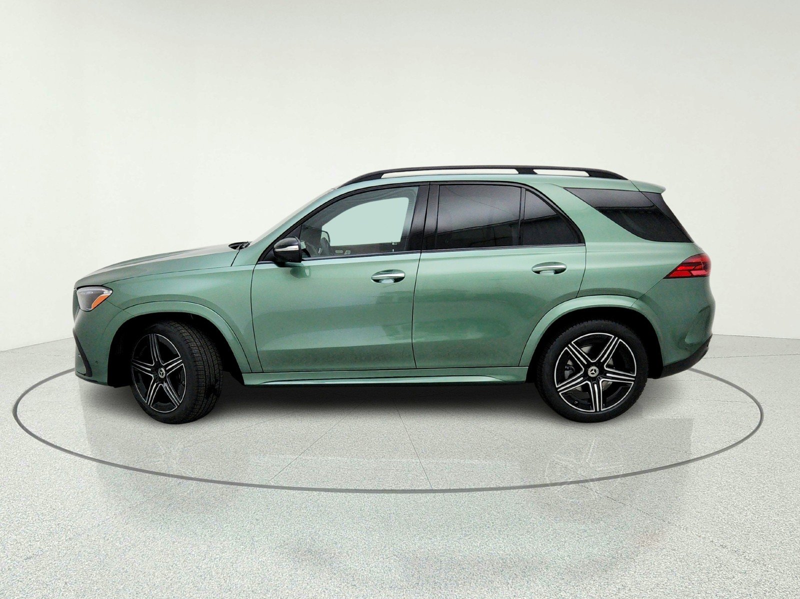 New 2026 MANUFAKTUR Ireland Mid Green Metallic Mercedes-Benz GLE 450 4MATIC® SUV image 14
