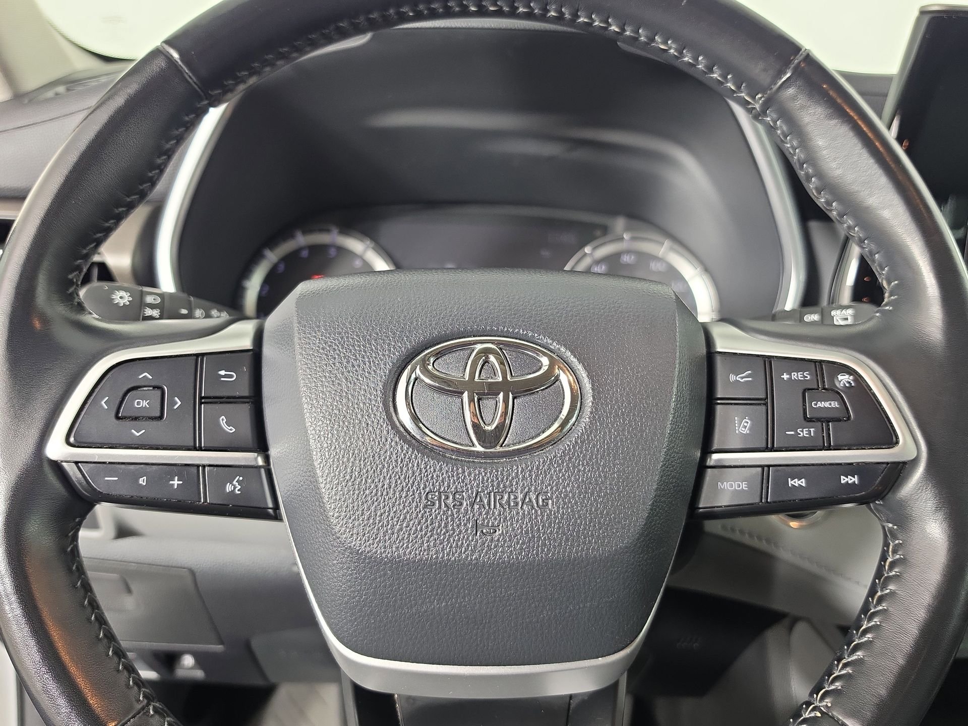 Used 2022 Silver Toyota XLE image 21