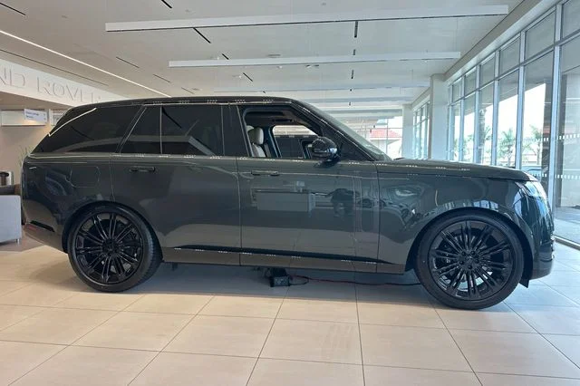 New 2026 Belgravia Green Land Rover SE image 6