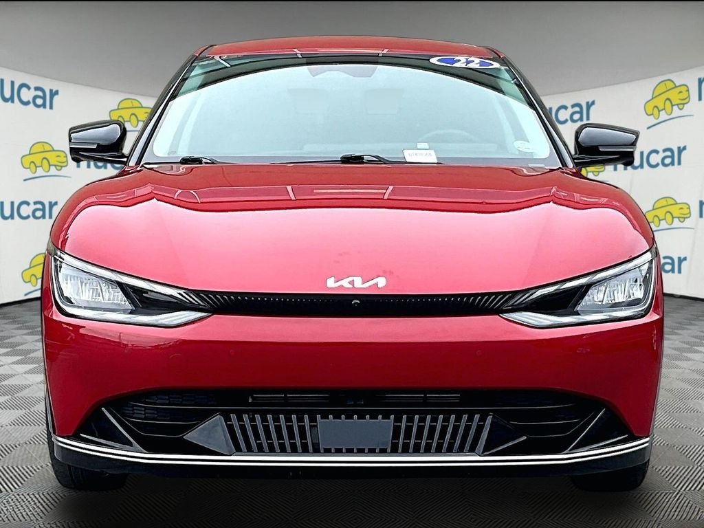 Used 2022 Red Kia Wind image 2