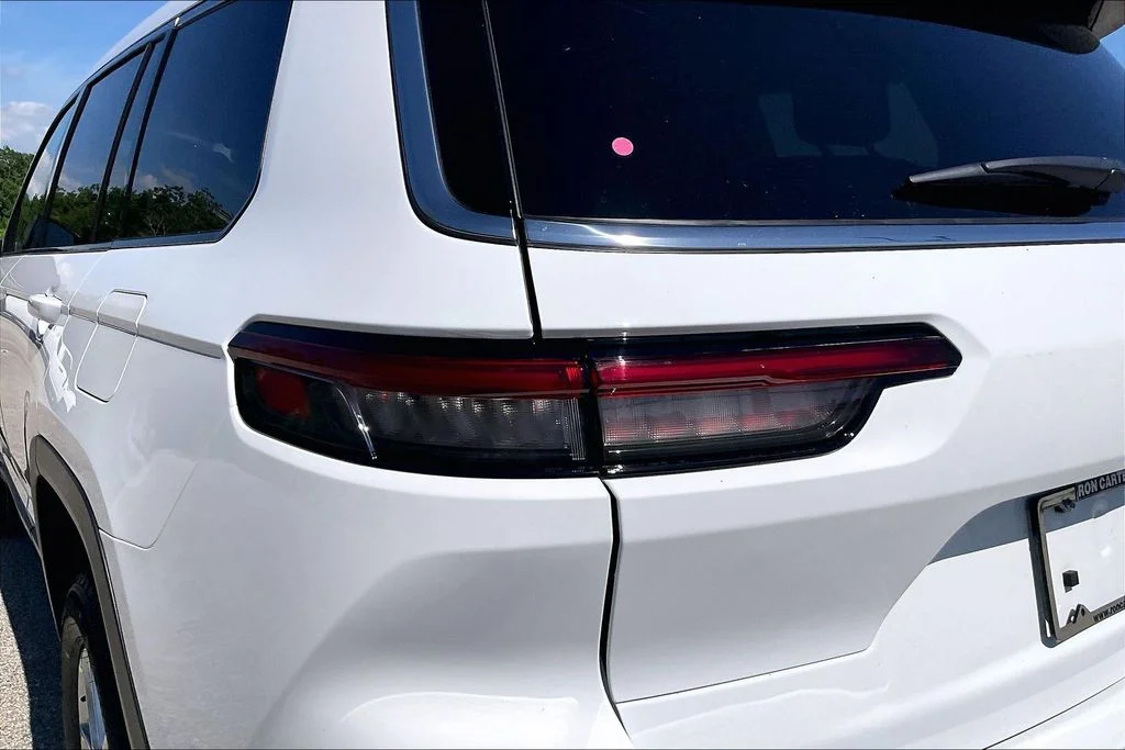 New 2026 Bright White Clear-Coat Exterior Paint Jeep Laredo image 14
