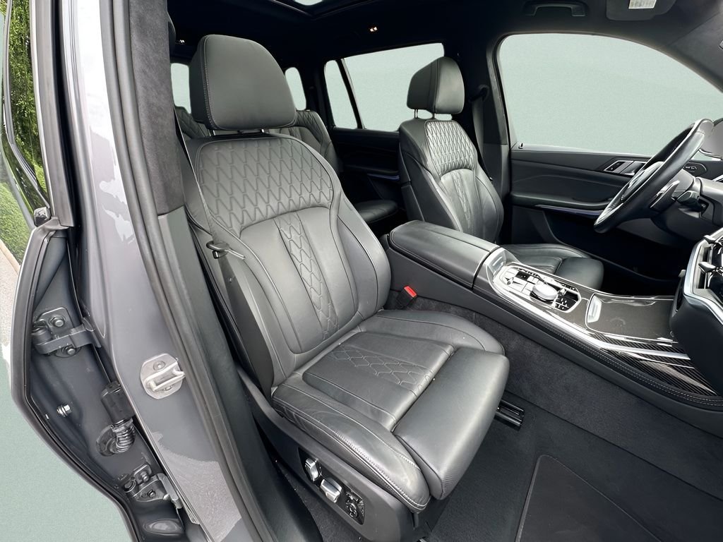 Used 2024 Gray BMW M60i image 27