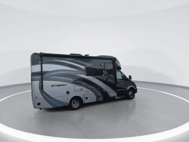 Used 2016  Mercedes-Benz Base image 2
