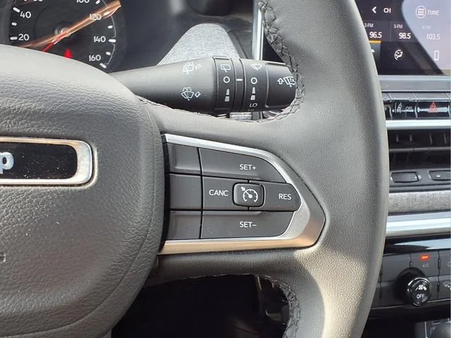 Used 2024  Jeep Latitude image 12