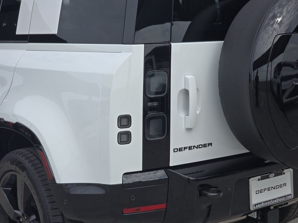 New 2026 Fuji White Land Rover X-Dynamic SE image 35