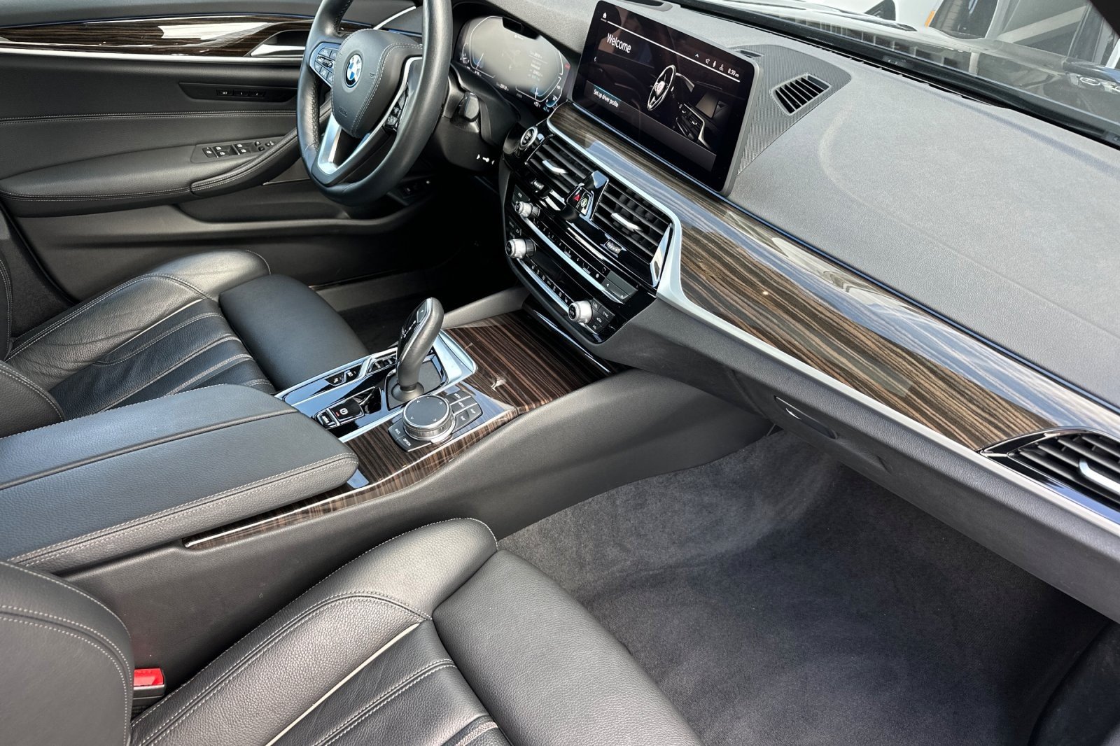 Used 2023 Dark Graphite Metallic BMW 530e xDrive image 14