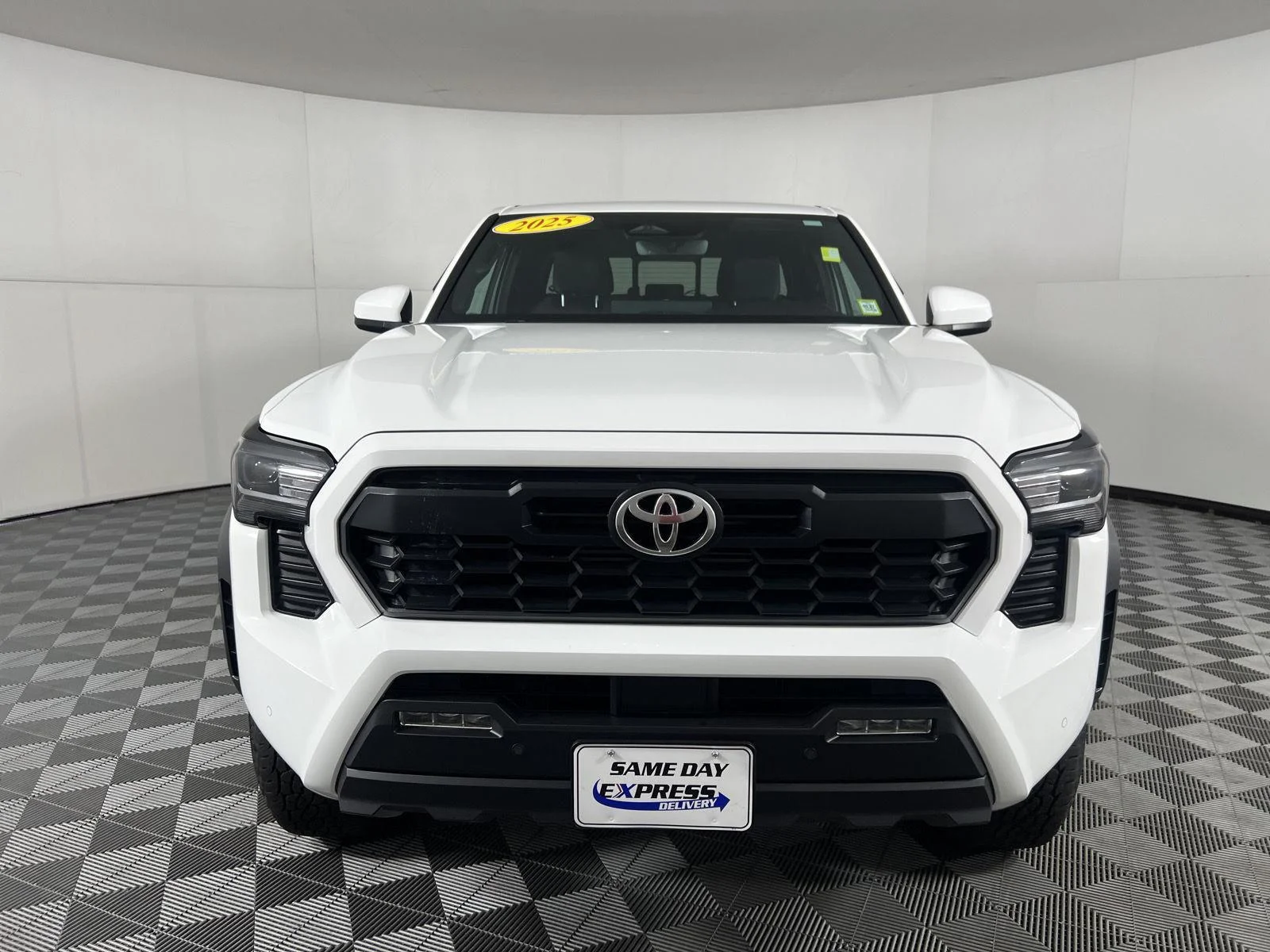 Used 2025  Toyota SR image 13