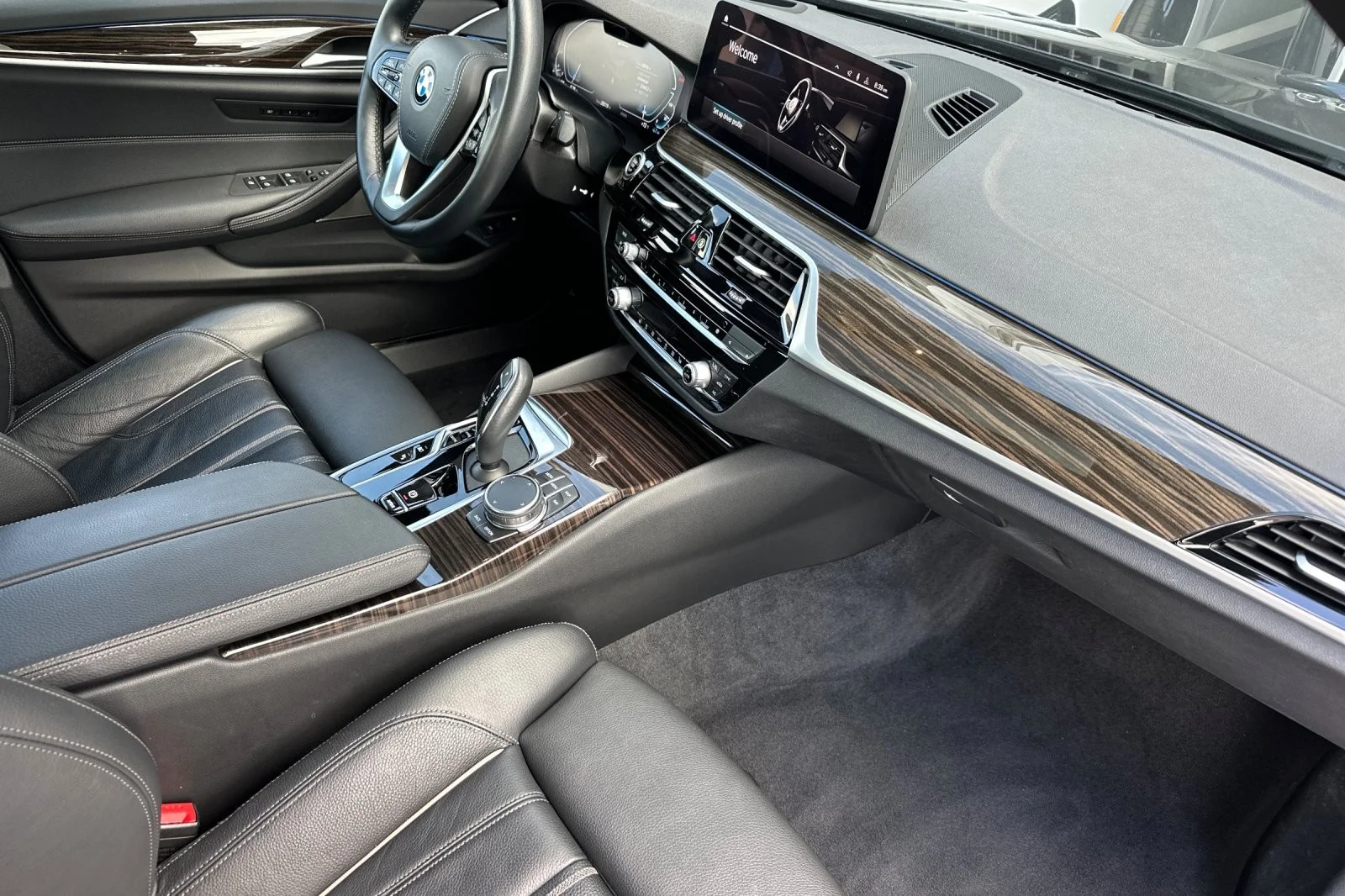 Used 2023 Dark Graphite Metallic BMW 530e xDrive image 14