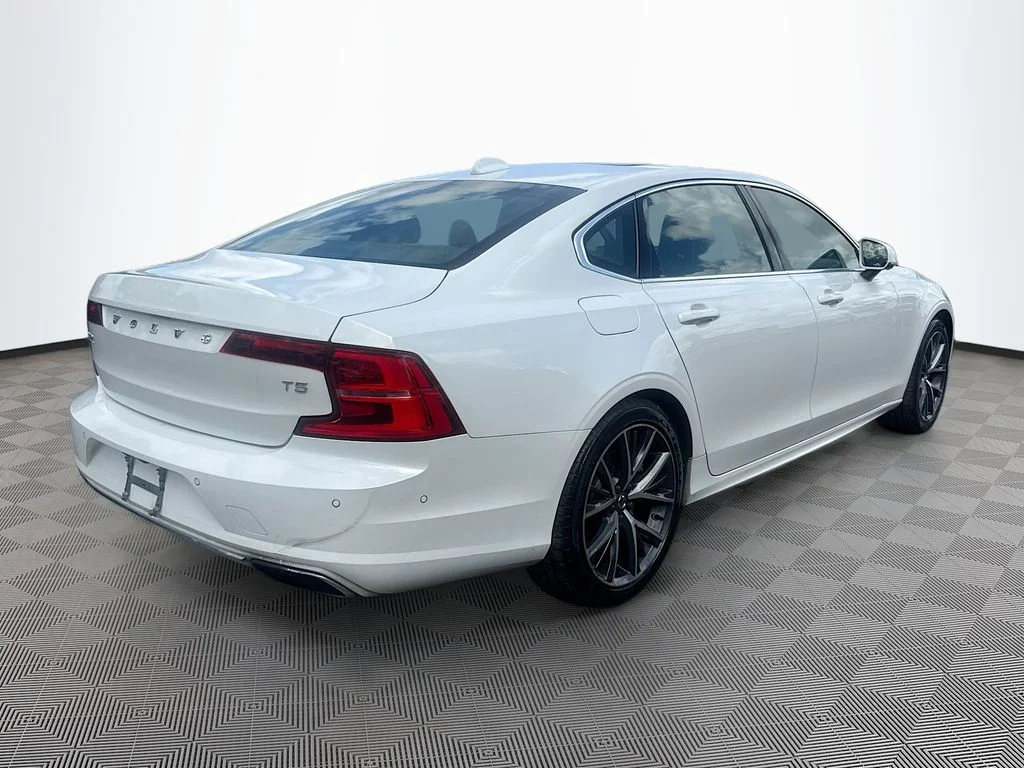 Used 2019  Volvo T5 Momentum image 6