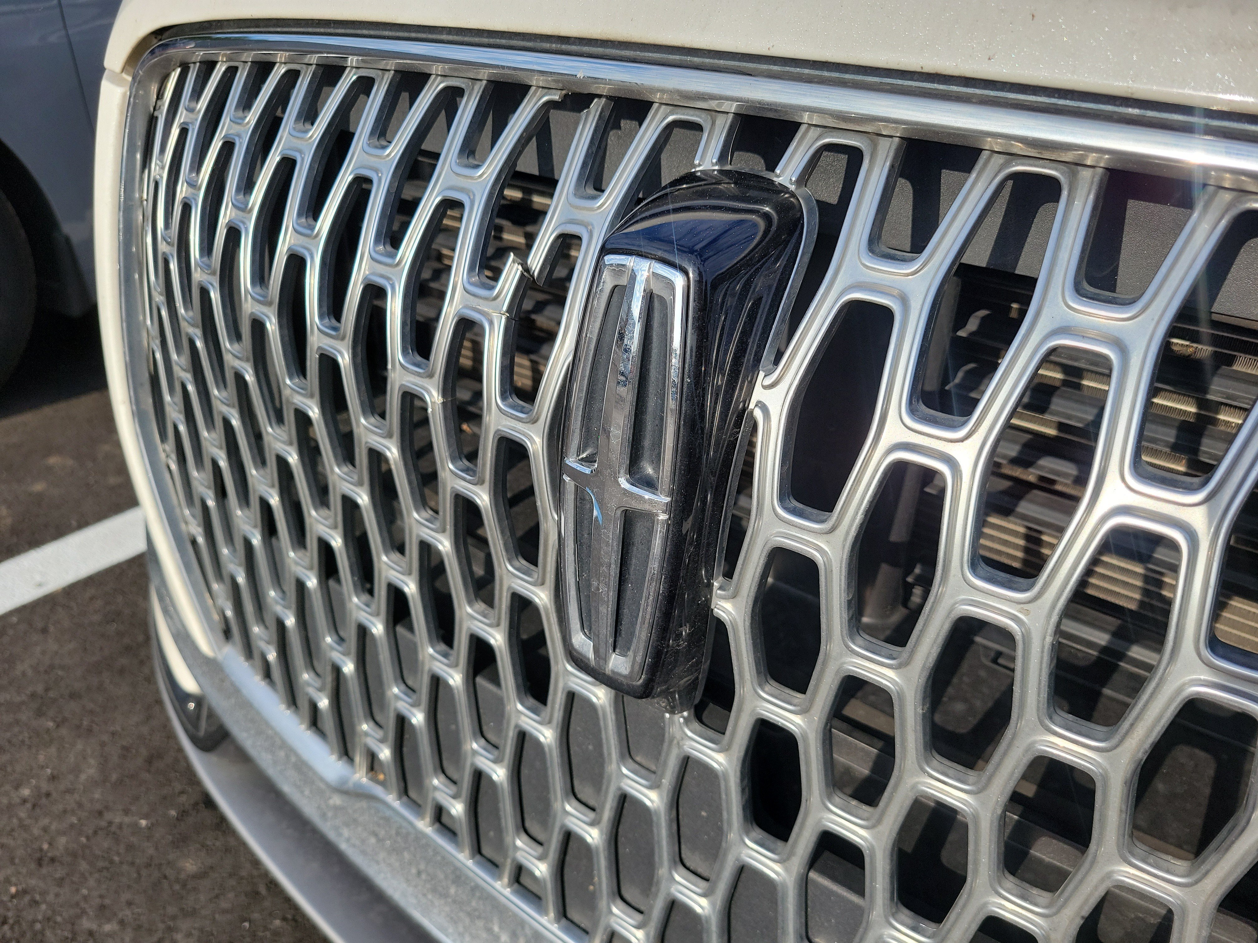 Used 2023 White Metallic Lincoln Standard image 10