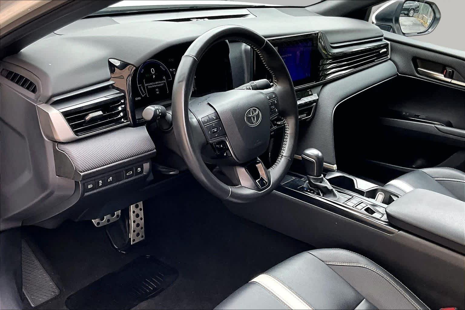 Used 2025 Ice Cap Toyota SE image 18