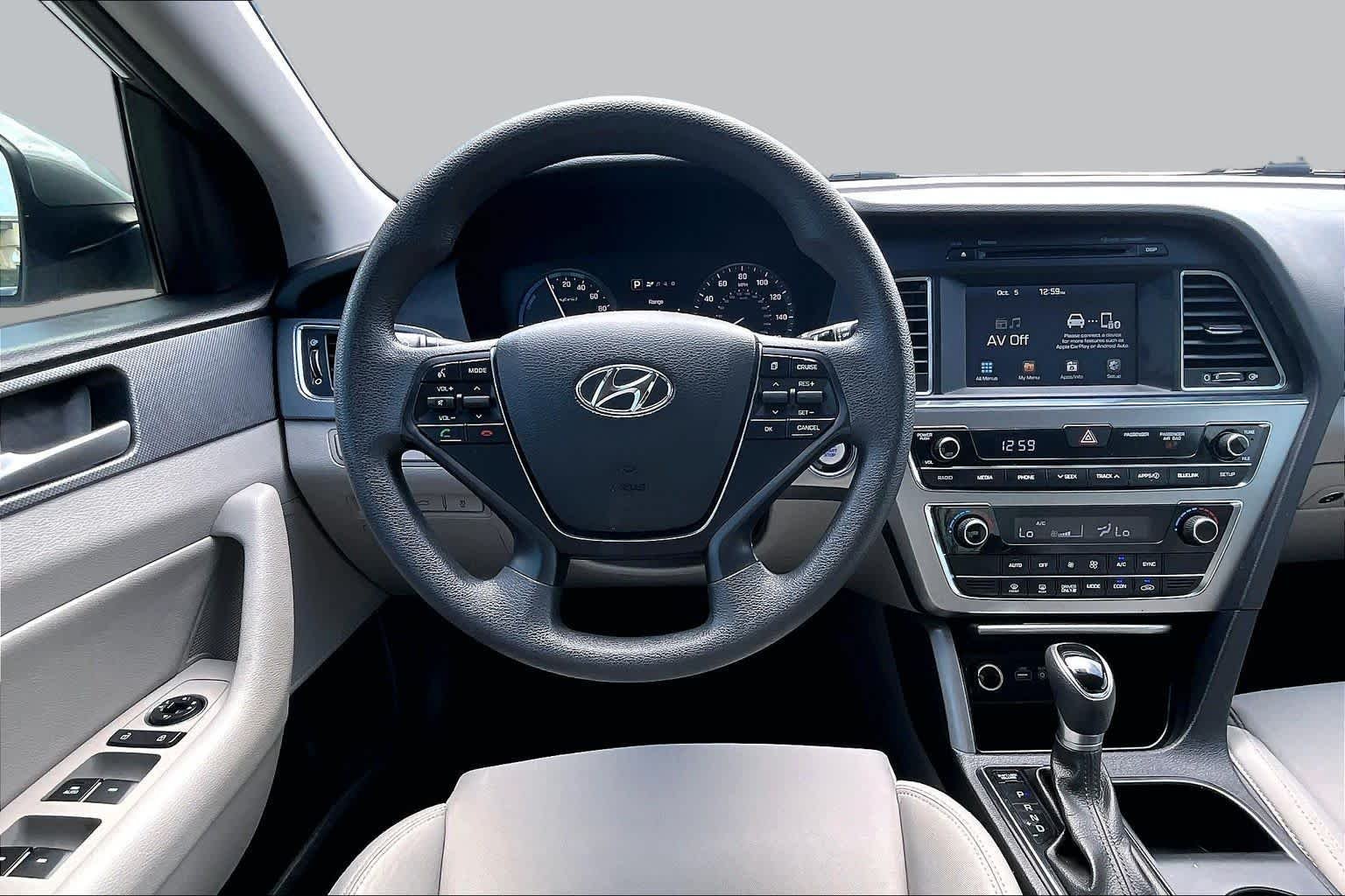 Used 2017 Metropolis Gray Hyundai SE image 6