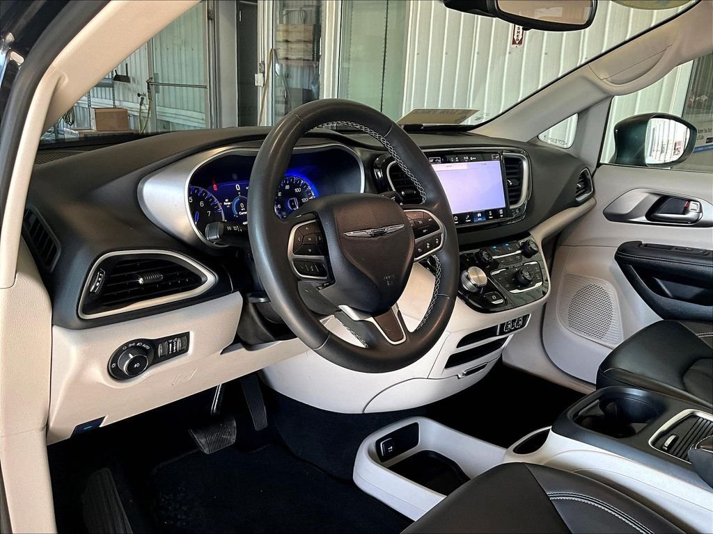 Used 2023 Black Chrysler Touring L image 8