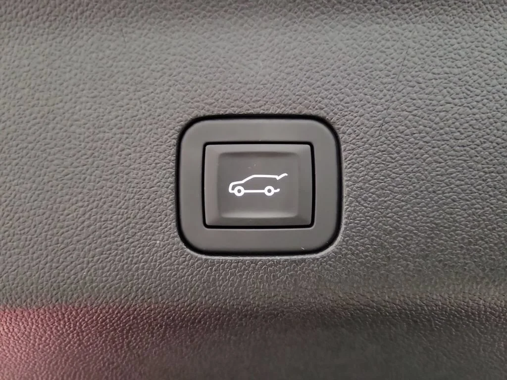 2025 GMC Yukon Denali - Photo 25