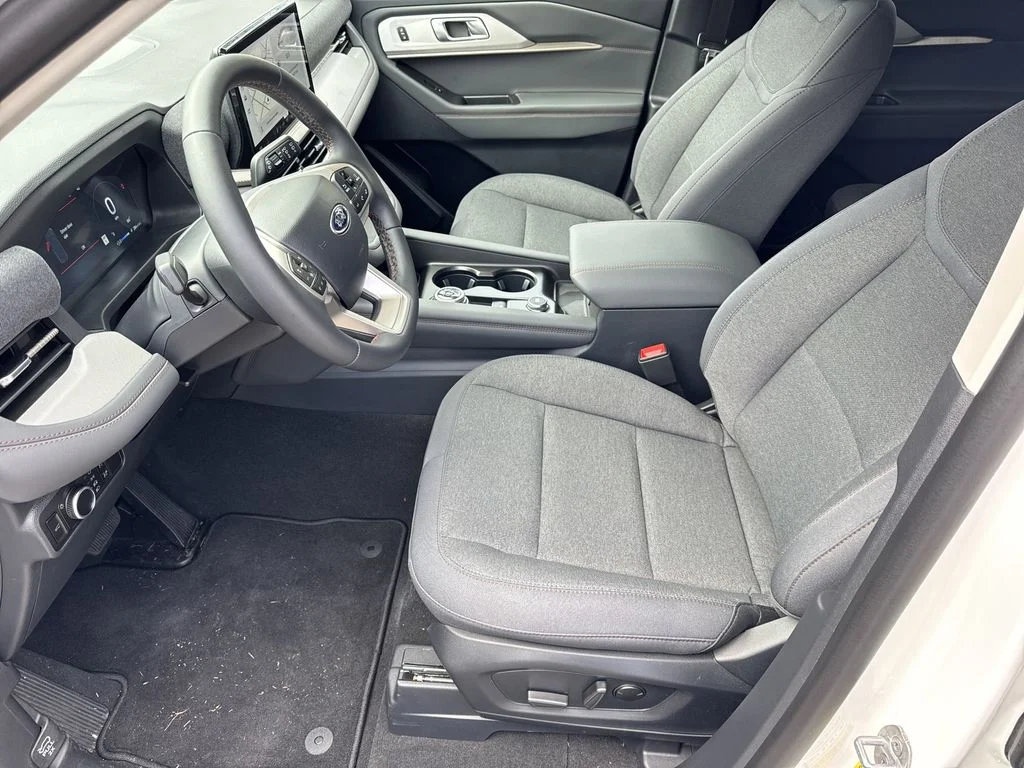 New 2026 Star White Metallic Tri-Coat Ford Active image 9