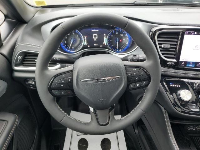 Used 2025 White Chrysler Limited image 19
