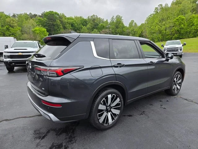 Used 2025  Mitsubishi SE image 8