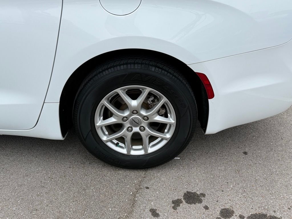 Used 2023 Bright White Clearcoat Chrysler Touring L image 41