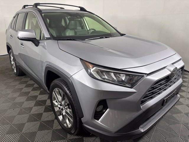 Used 2019 Silver Toyota XLE Premium image 1