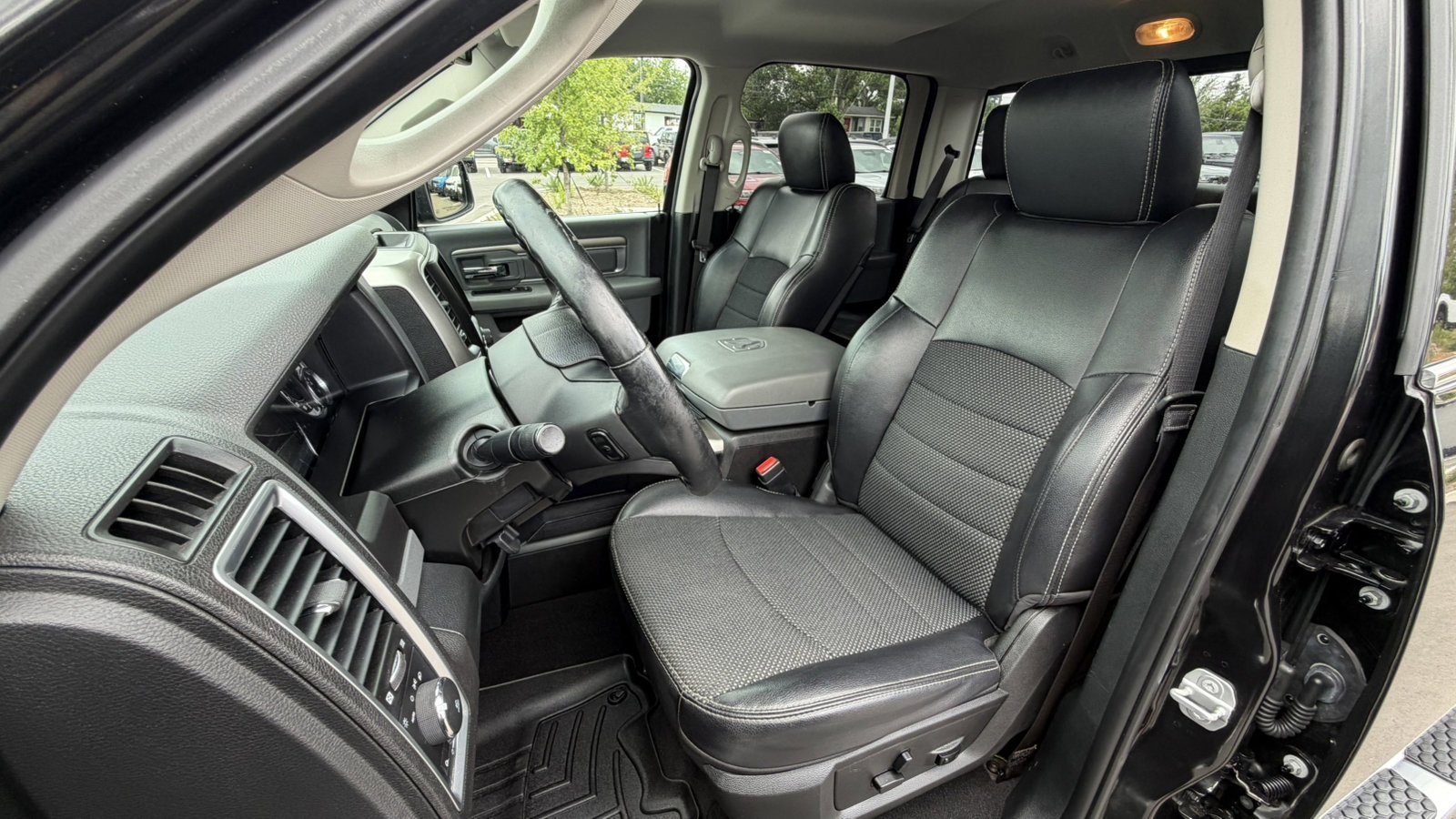 Used 2018 Brilliant Black Crystal Pearlcoat Ram Lone Star Silver image 12