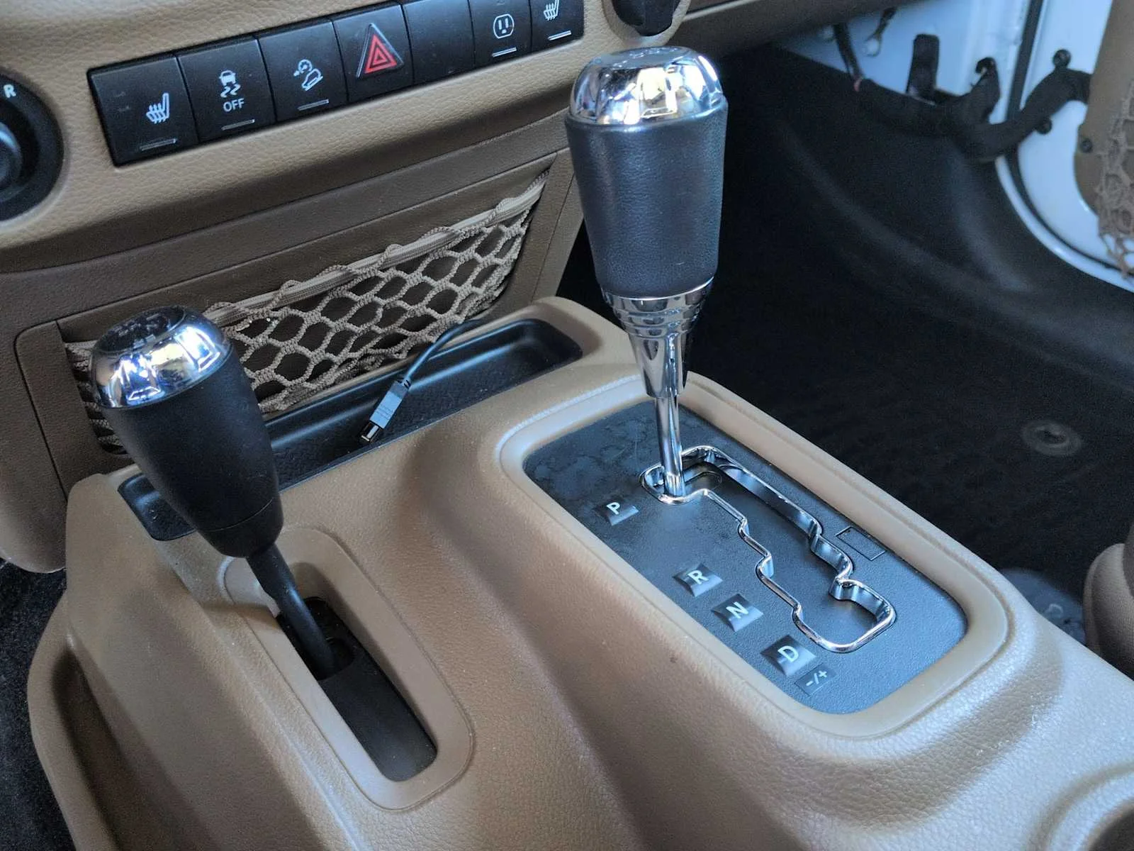 Used 2014 Bright White Clearcoat Jeep Sahara image 28