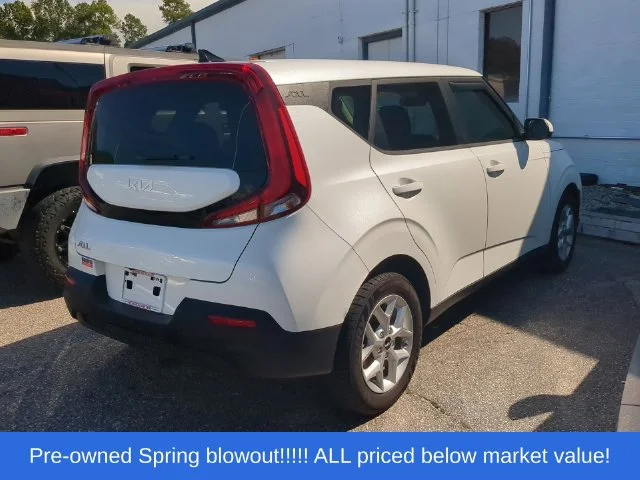 Used 2022 White Kia LX image 4