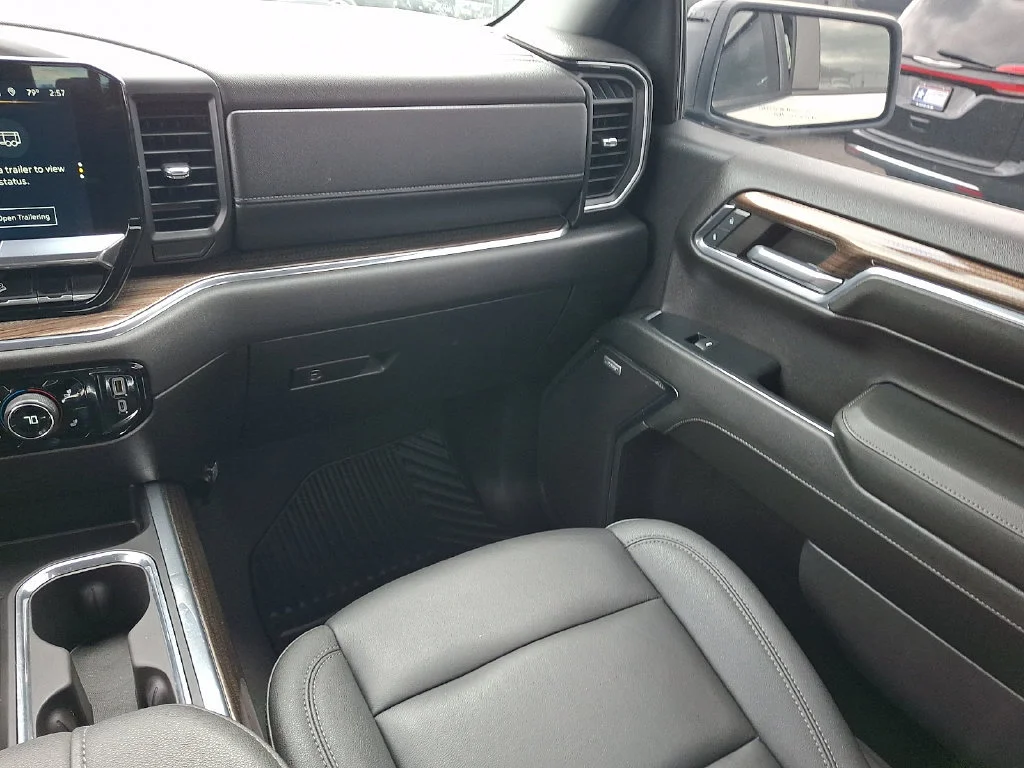 Used 2024 Summit White Chevrolet RST image 17