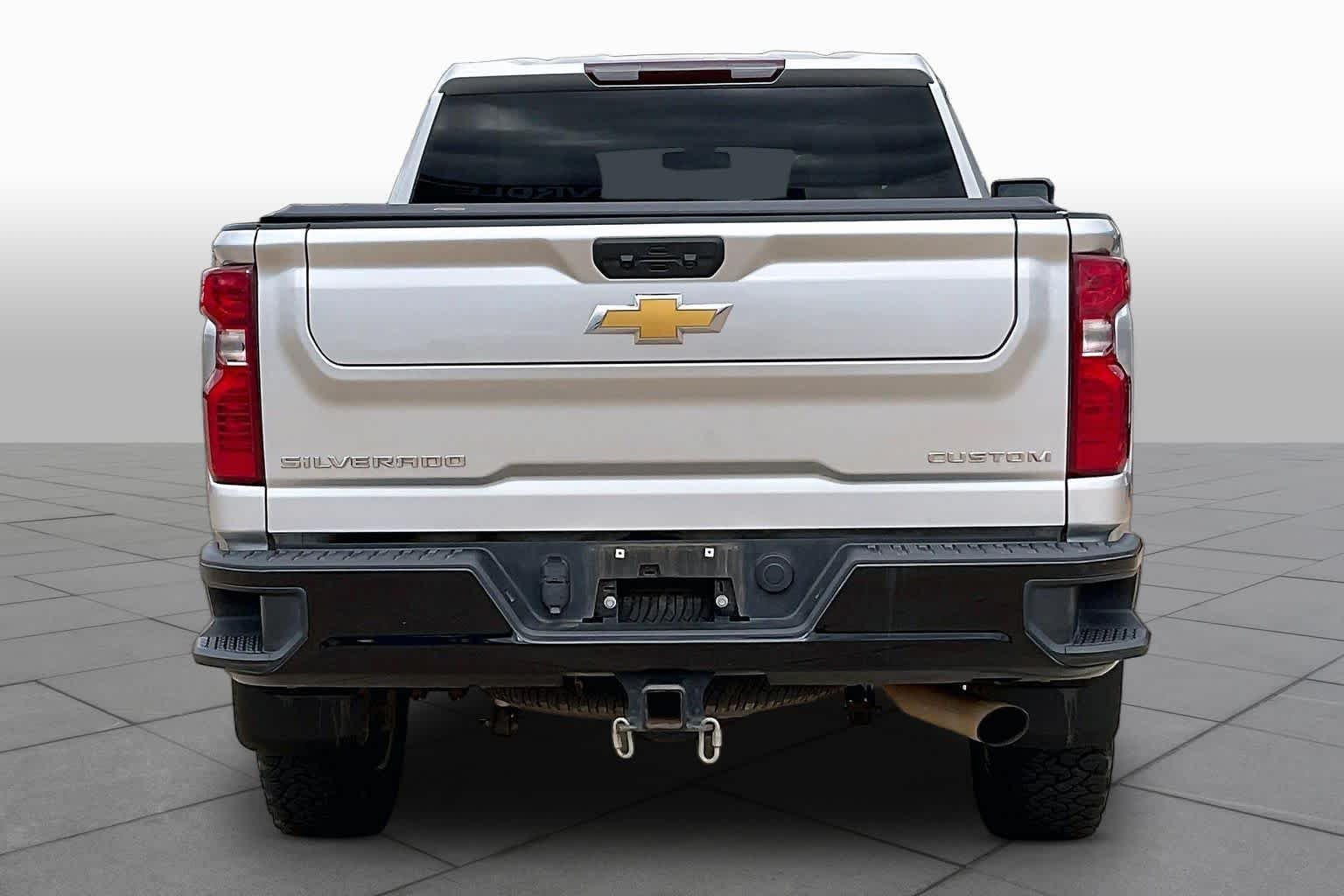 Used 2022 Silver Ice Metallic Chevrolet Custom image 5