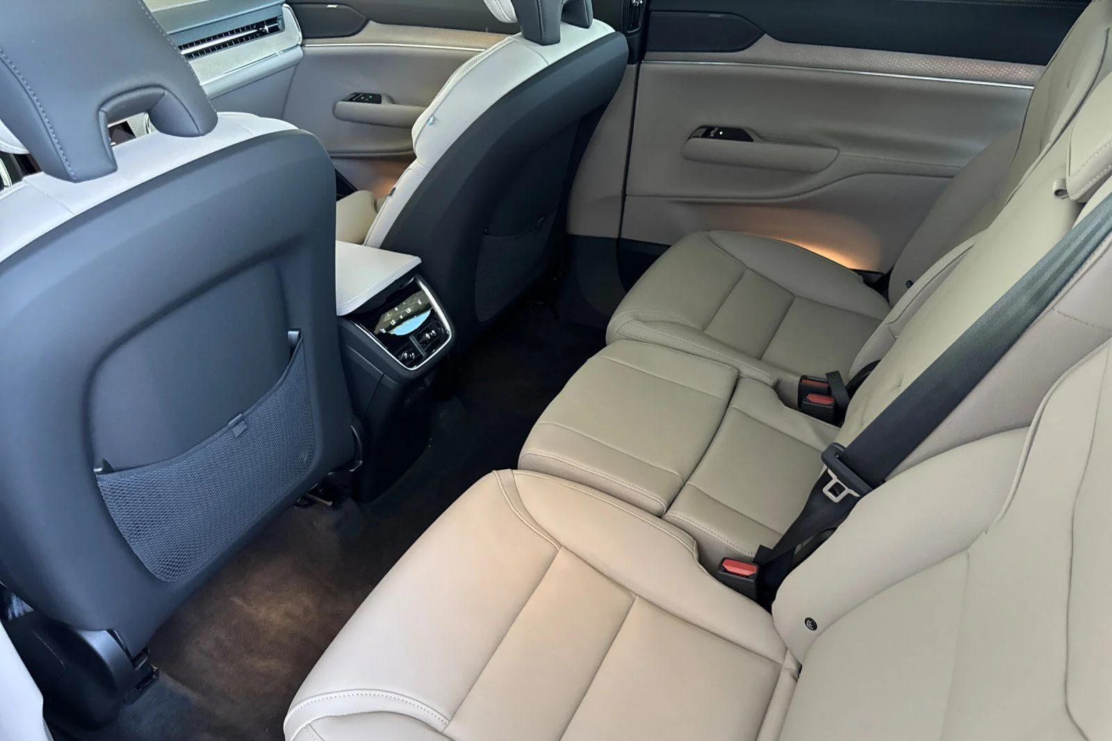 Used 2026 Aurora Silver Volvo Single Motor Plus 7-Seater image 4