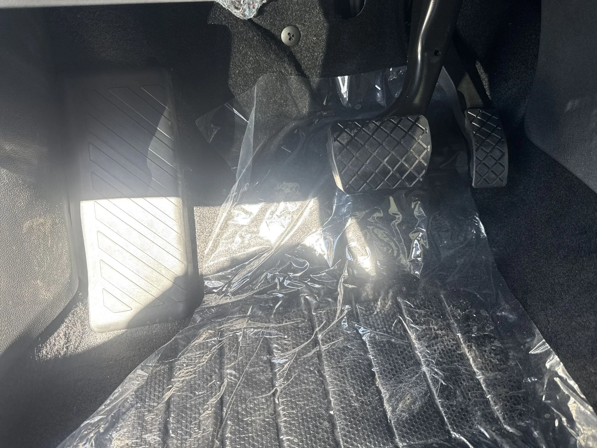 New 2027 Monument Gray w/Deep Black Roof Volkswagen SE Black image 15