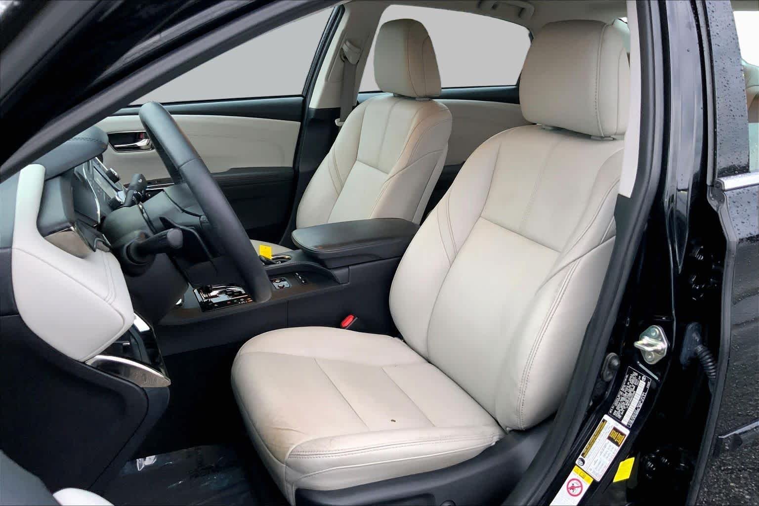 Used 2016 Midnight Black Metallic Toyota XLE image 8