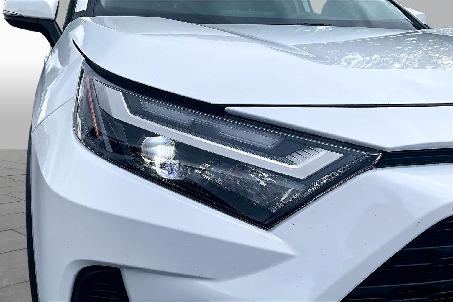 Used 2025 Ice Cap Toyota Hybrid XLE image 28
