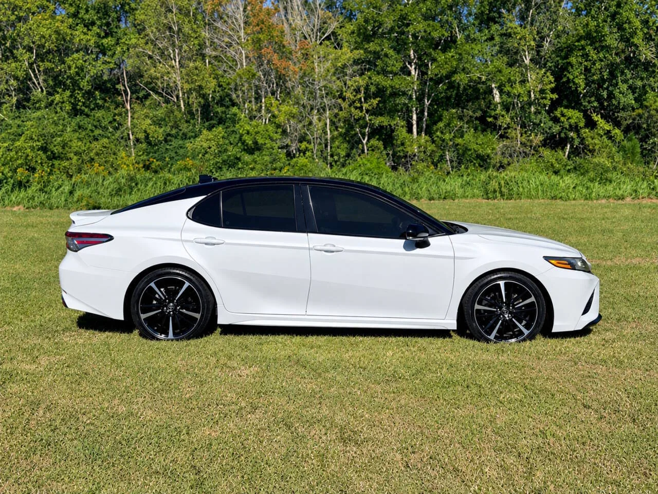 Used 2018 White Toyota XSE V6 4dr Sedan image 6