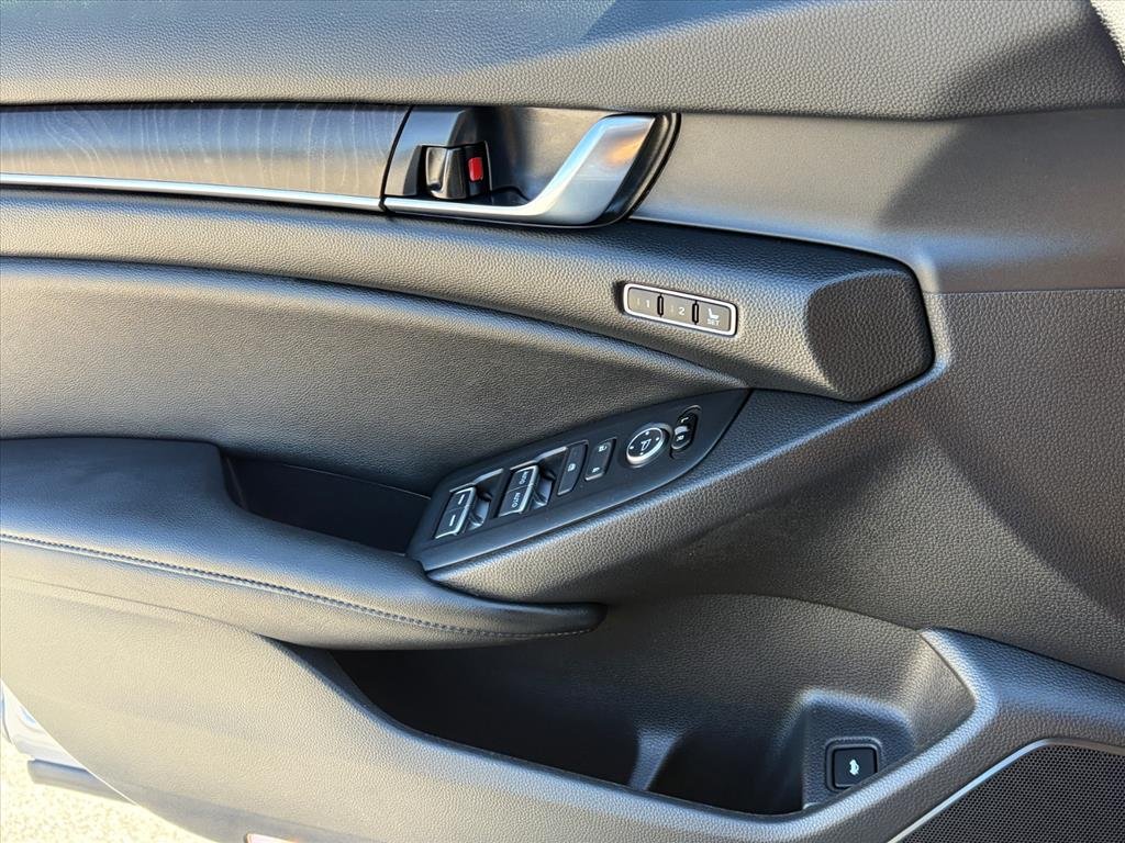 Used 2021 Lunar Silver Metallic Honda Touring image 18