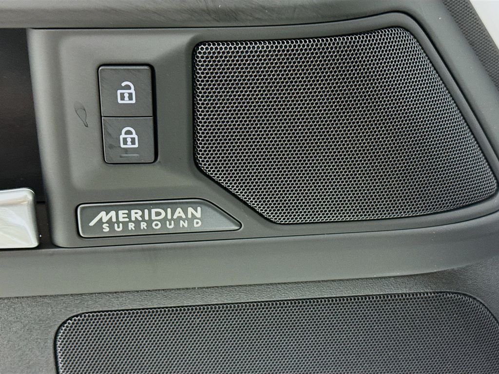 New 2026 Fuji White Land Rover X-Dynamic SE image 20