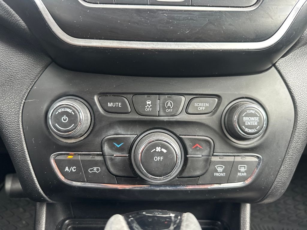 Used 2019 Gray Jeep Latitude Plus image 10