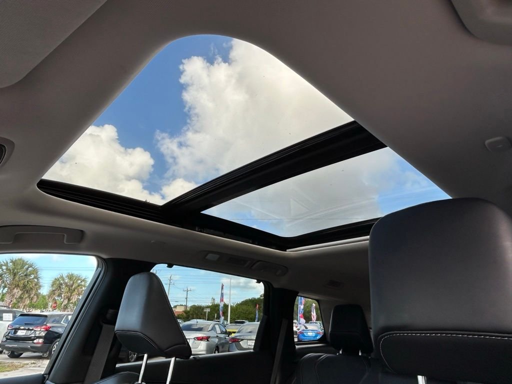 Used 2025 White INFINITI LUXE image 18